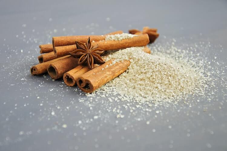 สารทดแทนน้ำตาลทรายแดงที่ดีที่สุดสำหรับการอบ บาร์บีคิว และอื่นๆ