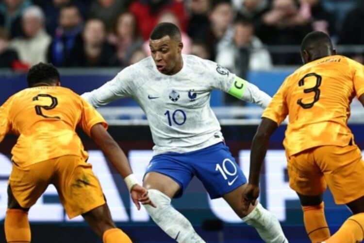 คีเลียน เอ็มบัปเป้ ทำประตูแรกของเขาในฐานะกัปตันทีมฝรั่งเศสในขณะที่ผู้เข้ารอบสุดท้ายฟุตบอลโลก